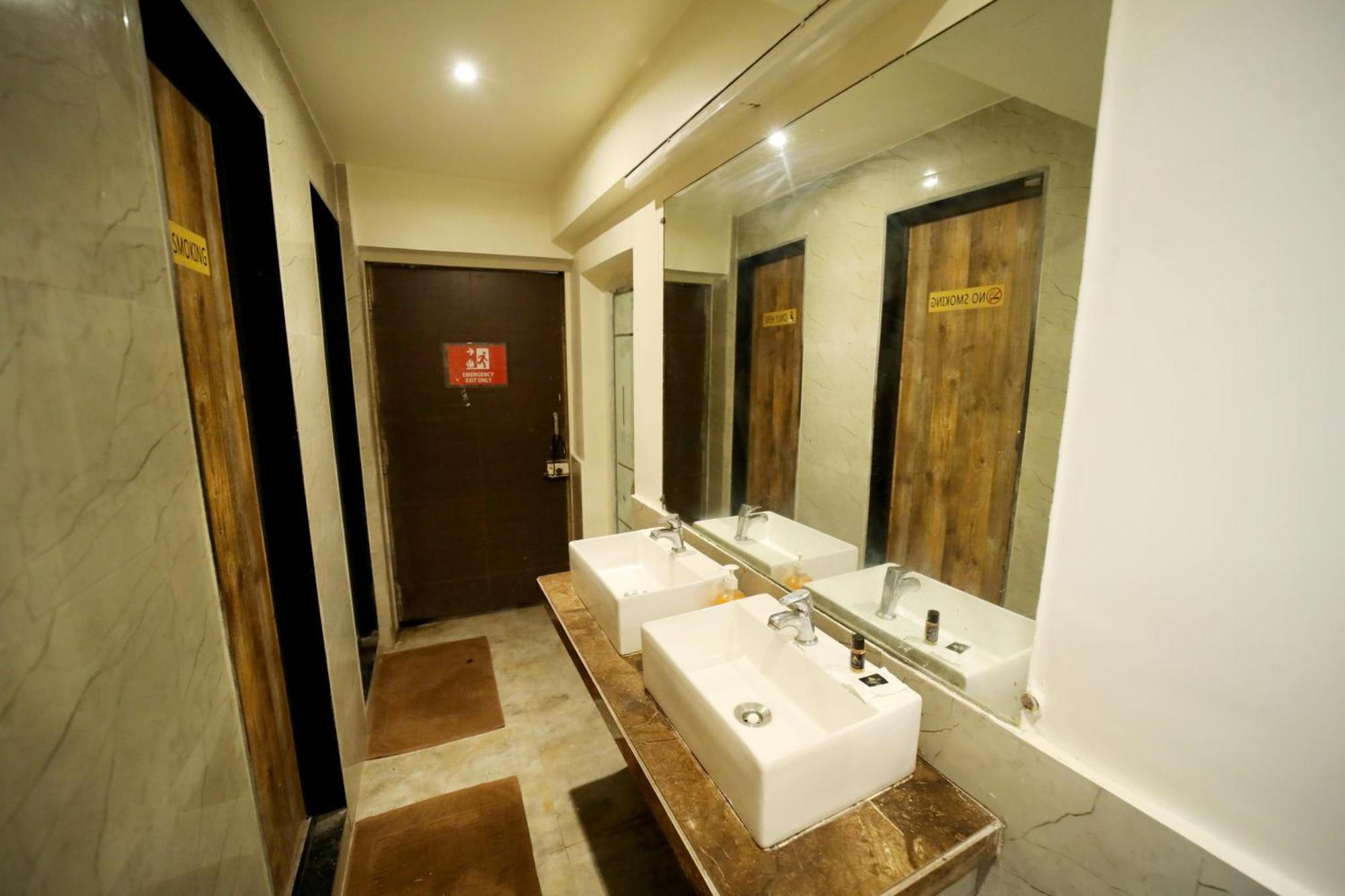 Social Hubz Hostel Мумбаи Экстерьер фото